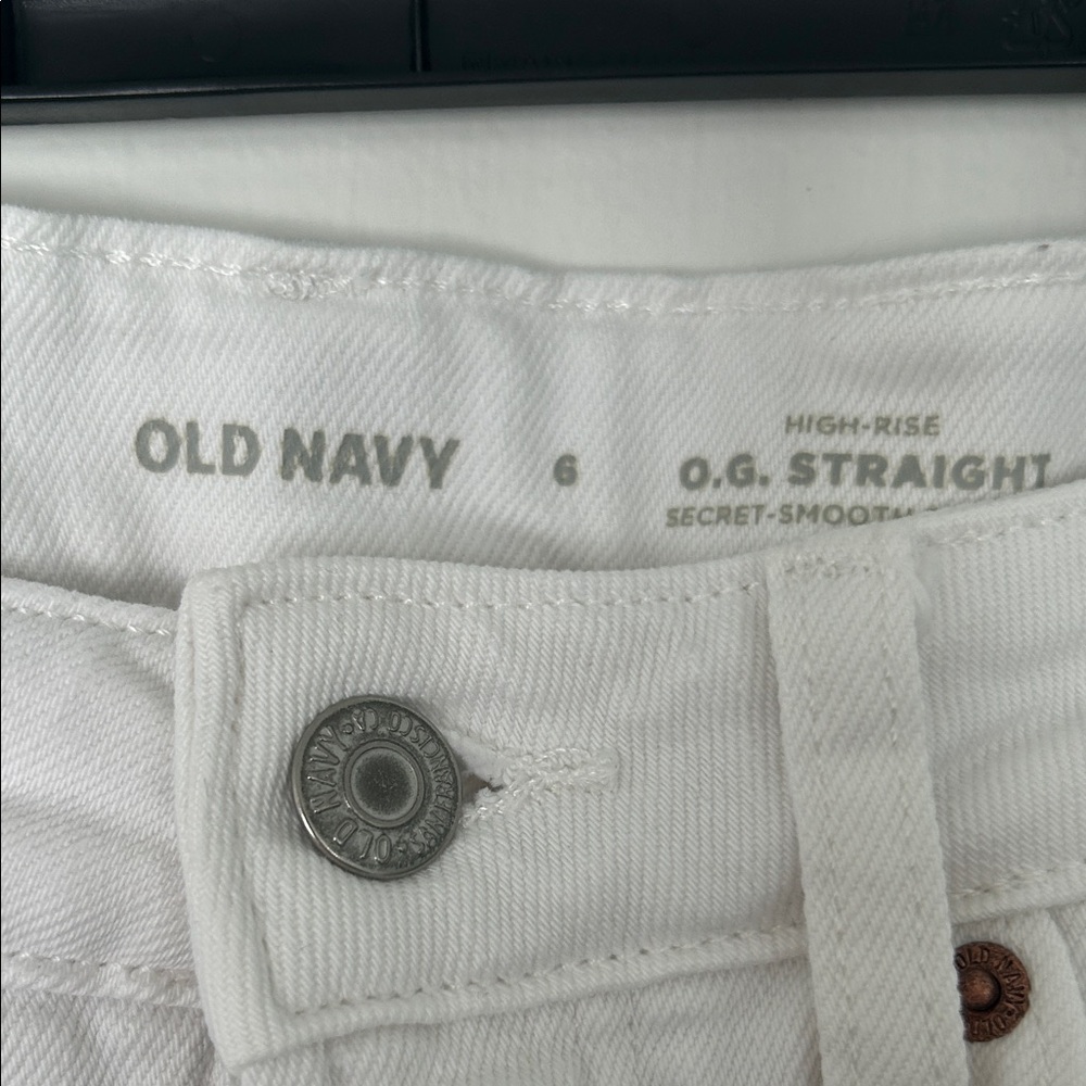 Old Navy Classic White Denim Jeans - Picture 2 of 4